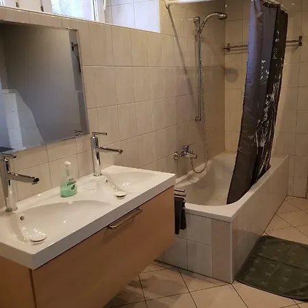 Alte Linde Apartman *